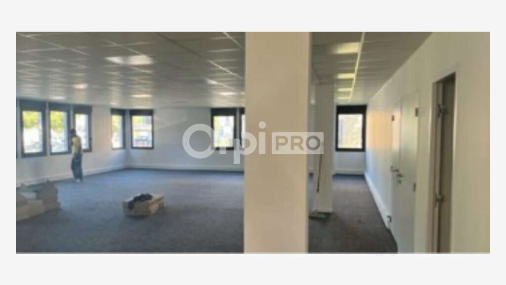 Surfaces à partir de 102m² à louer à Vénissieux