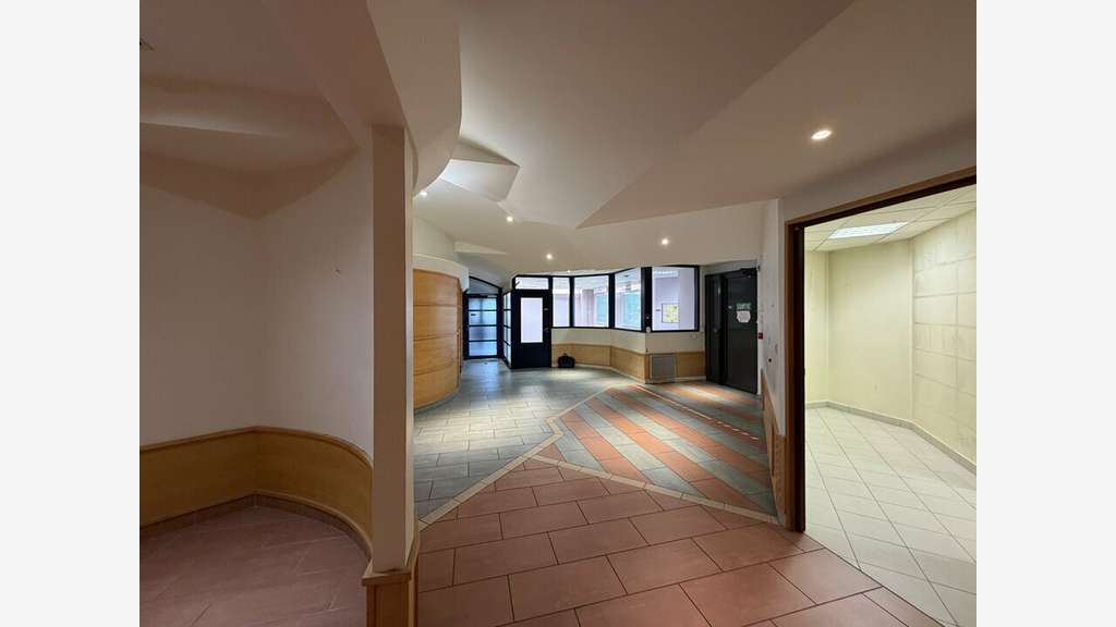 Bureaux de 484m² à louer à Vénissieux centre