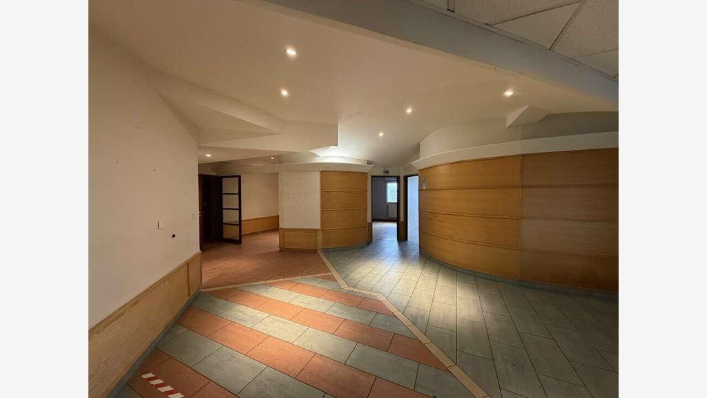 Bureaux de 484m² à louer à Vénissieux centre