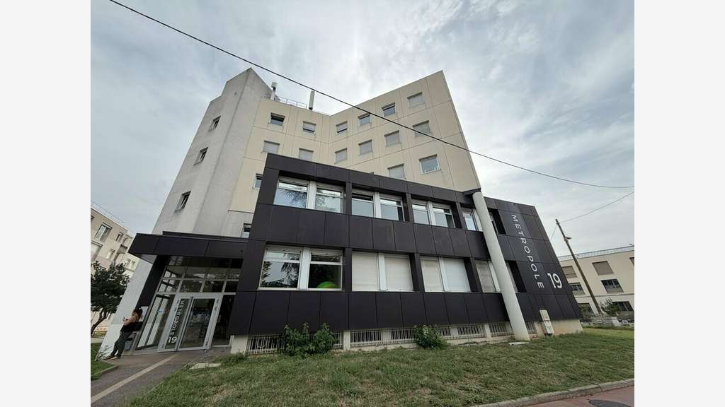 Bureaux de 484m² à louer à Vénissieux centre