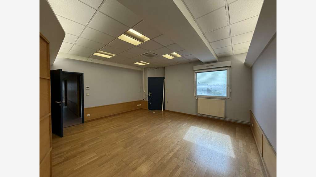 Bureaux de 484m² à louer à Vénissieux centre