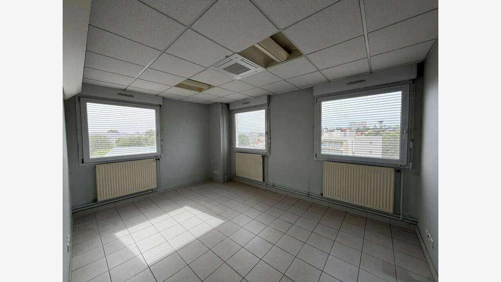Bureaux de 484m² à louer à Vénissieux centre