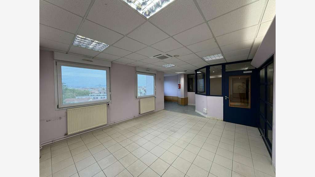 Bureaux de 484m² à louer à Vénissieux centre