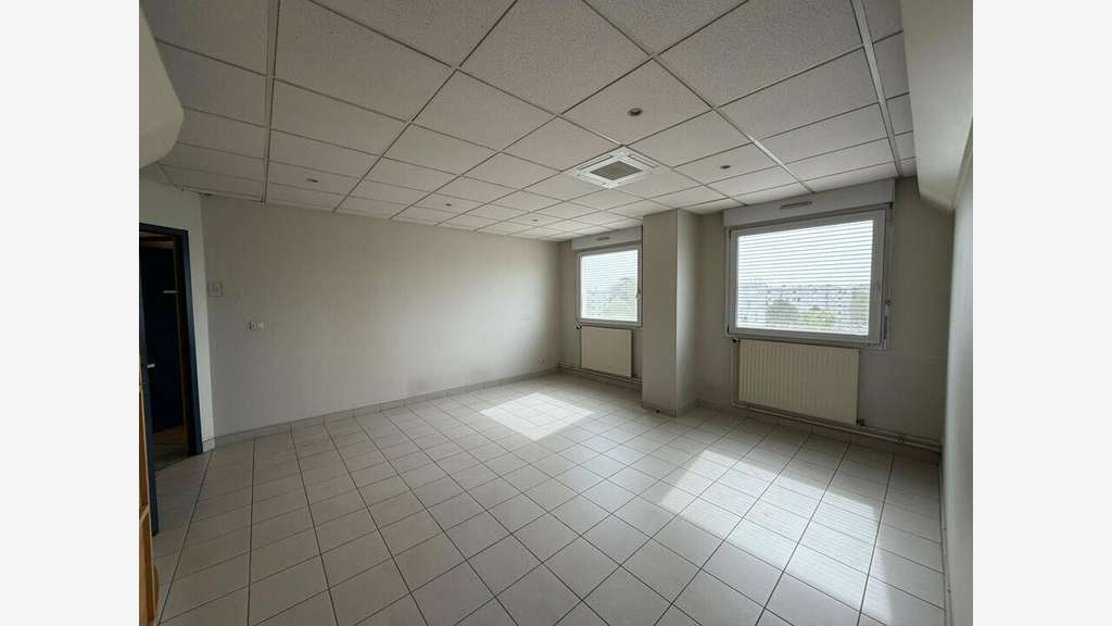 Bureaux de 484m² à louer à Vénissieux centre