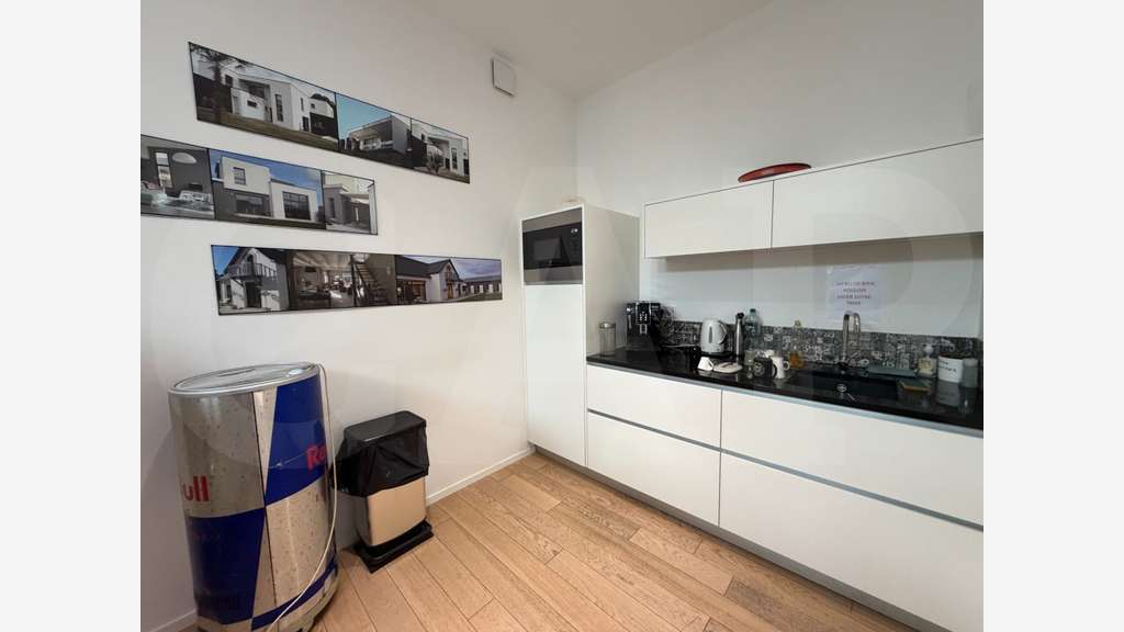 A louer bureaux aménagés et cloisonnés 174m² Vern