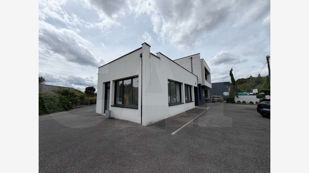 A louer bureaux aménagés et cloisonnés 174m² Vern