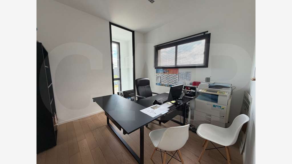A louer bureaux aménagés et cloisonnés 174m² Vern