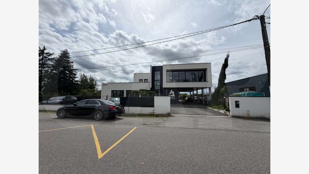 A louer bureaux aménagés et cloisonnés 174m² Vern