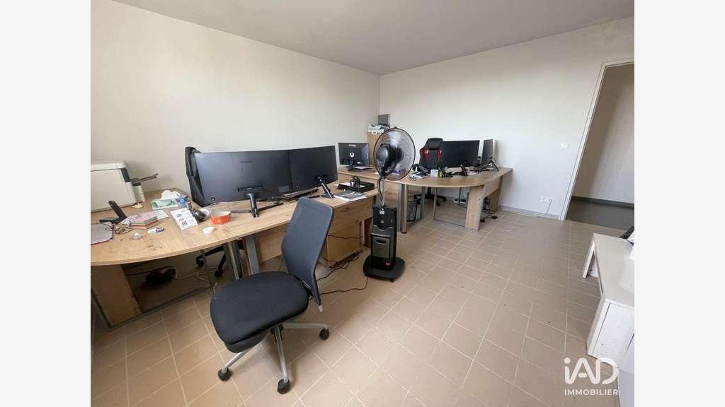 A louer bureau R+1 face centre commercial Villabé