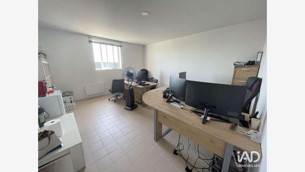 A louer bureau R+1 face centre commercial Villabé