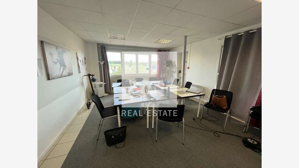 A louer bureaux modernes 459m² à Villefontaine A43