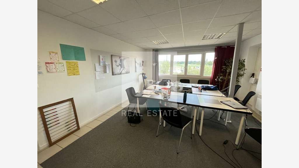 A louer bureaux modernes 459m² à Villefontaine A43