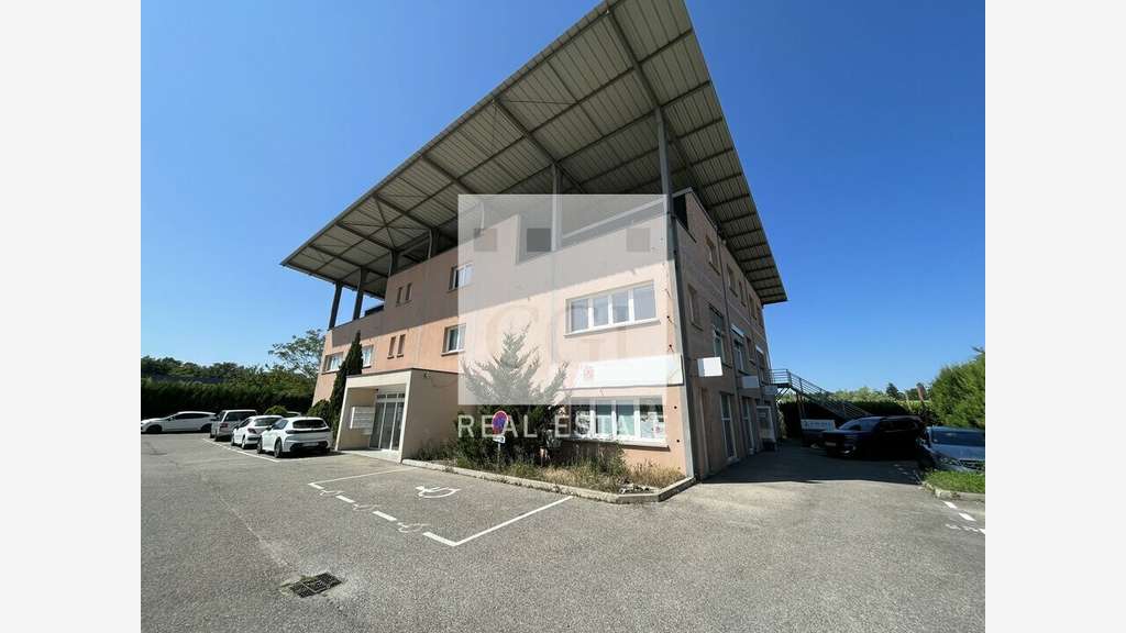 A louer bureaux modernes 459m² à Villefontaine A43