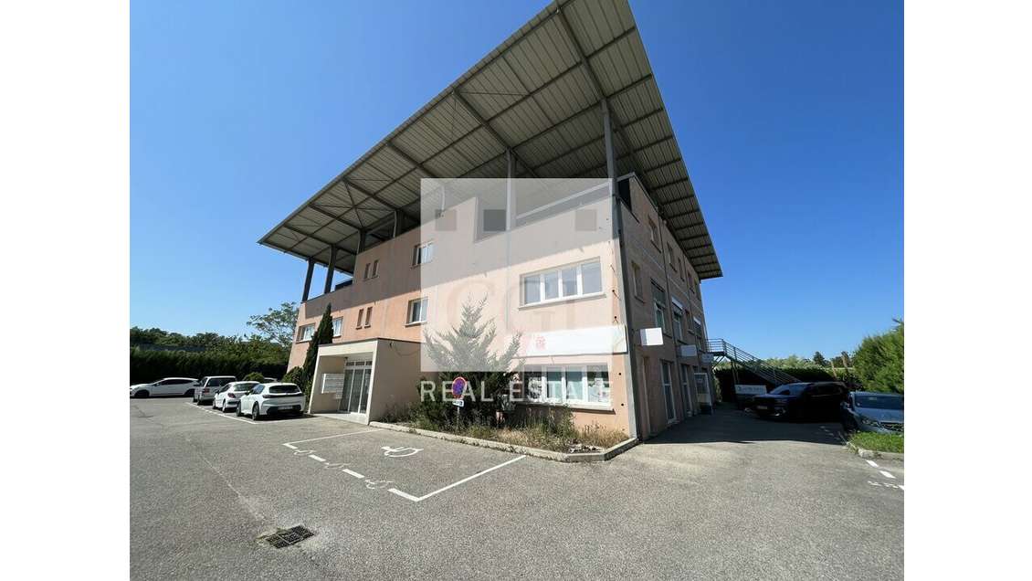 A louer bureaux modernes 459m² à Villefontaine A43