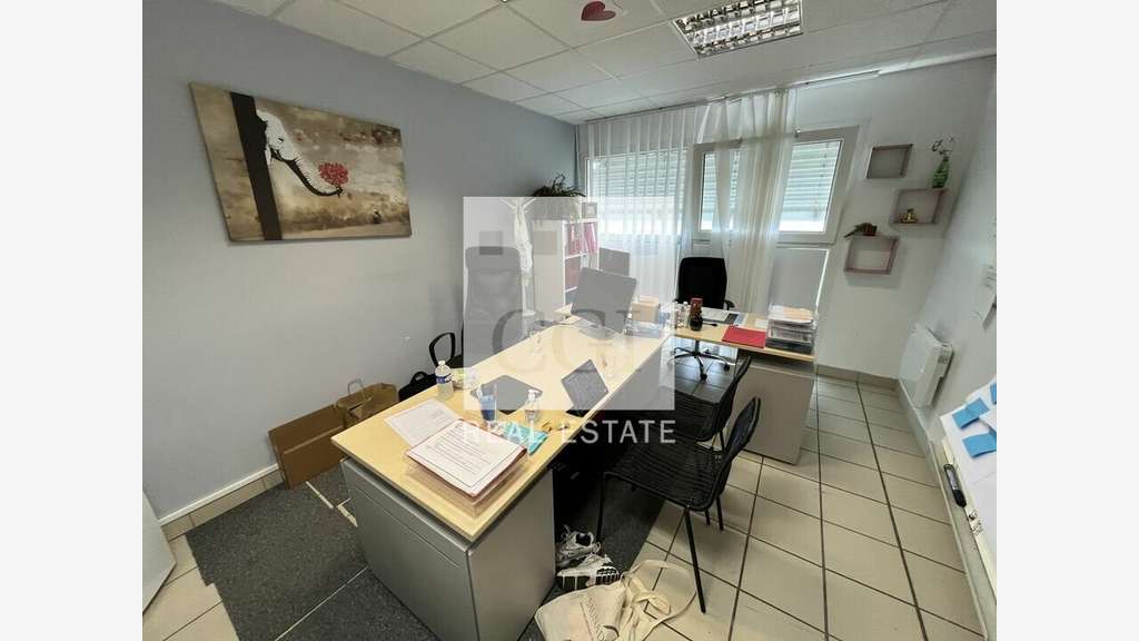 A louer bureaux modernes 459m² à Villefontaine A43