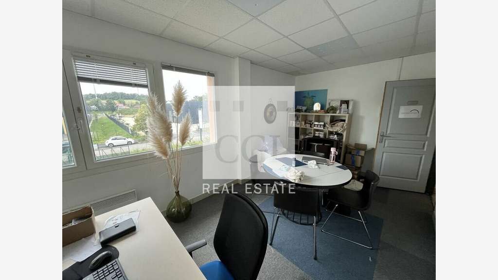 A louer bureaux modernes 459m² à Villefontaine A43