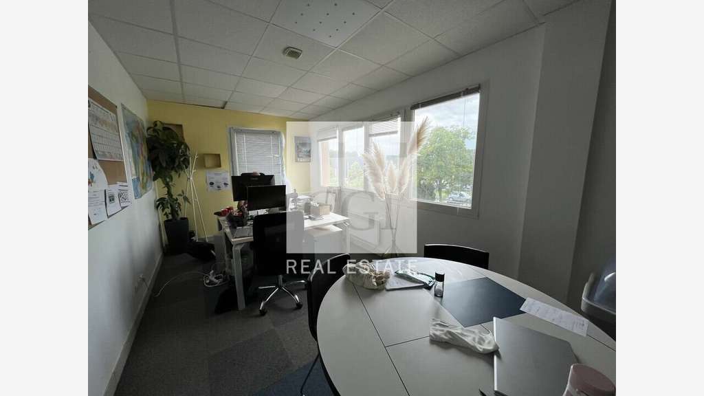 A louer bureaux modernes 459m² à Villefontaine A43
