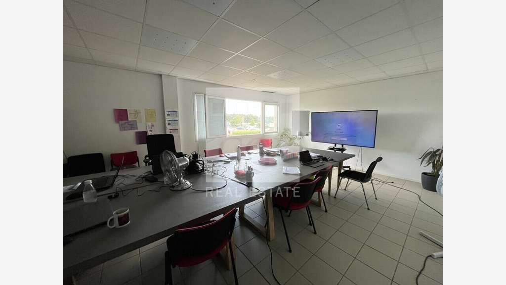 A louer bureaux modernes 459m² à Villefontaine A43