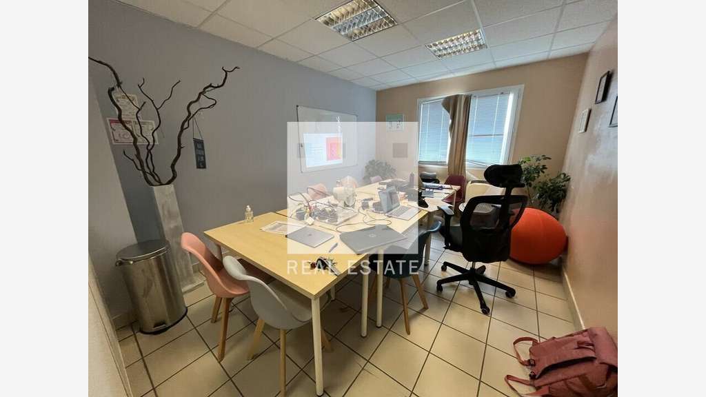 A louer bureaux modernes 459m² à Villefontaine A43