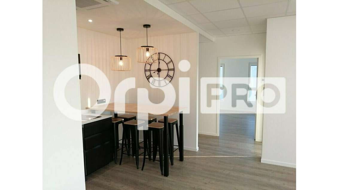 Bureau neuf de 78m² à louer à Villefranche