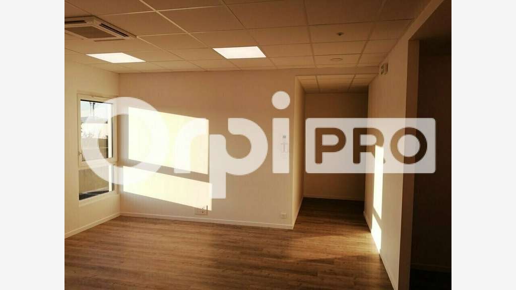 Bureau neuf de 78m² à louer à Villefranche