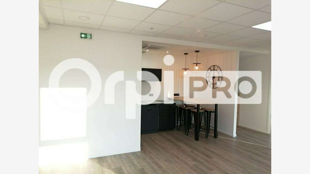 Bureau neuf de 78m² à louer à Villefranche