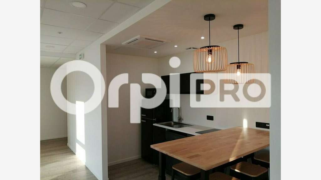 Bureau neuf de 78m² à louer à Villefranche