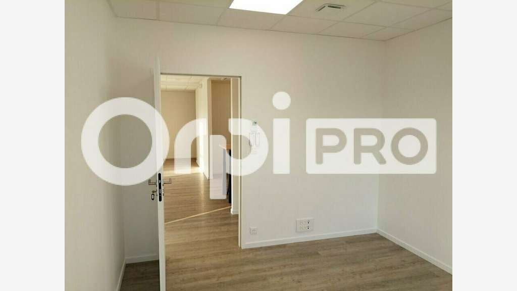 Bureau neuf de 78m² à louer à Villefranche