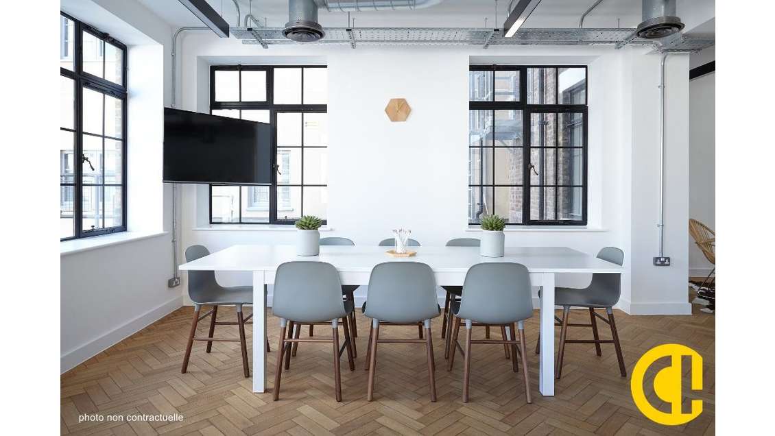 VILLEFRANCHE, locaux EN RDC à LOUER