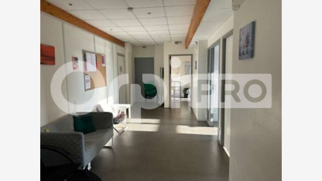 Bureaux 216m² R+1 PMR à louer à Villefranche s/s