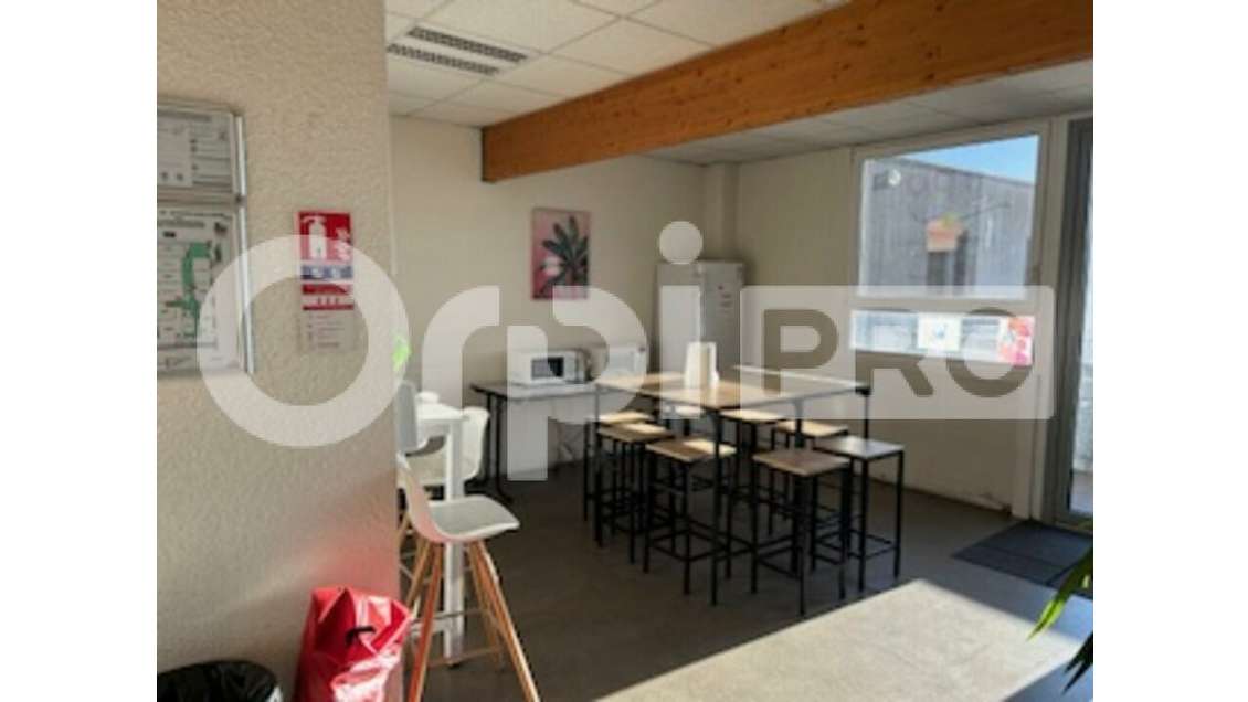 Bureaux 216m² R+1 PMR à louer à Villefranche s/s