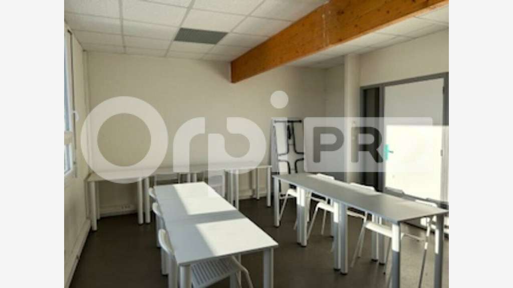 Bureaux 216m² R+1 PMR à louer à Villefranche s/s