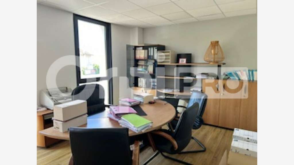 Très beau bureau 128m² R+1 à louer à Limas