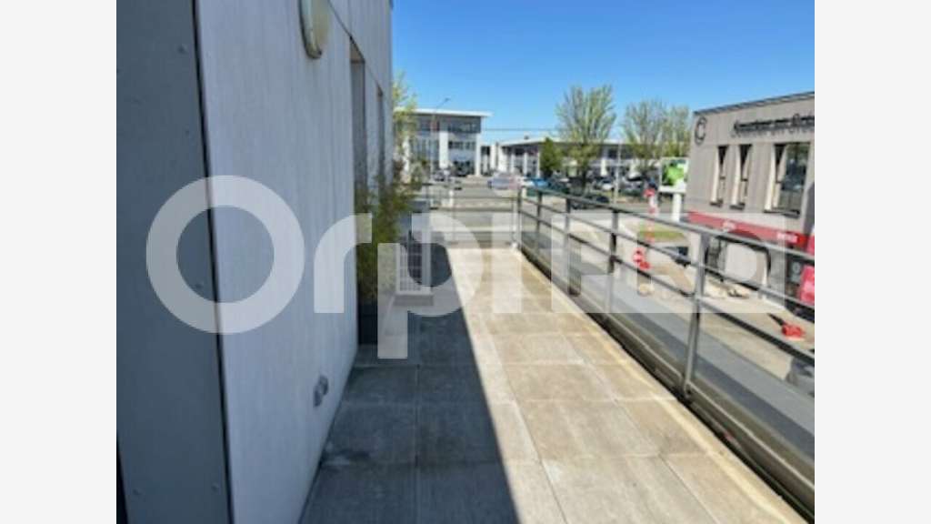 Très beau bureau 128m² R+1 à louer à Limas