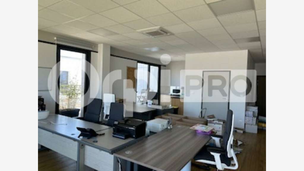 Très beau bureau 128m² R+1 à louer à Limas