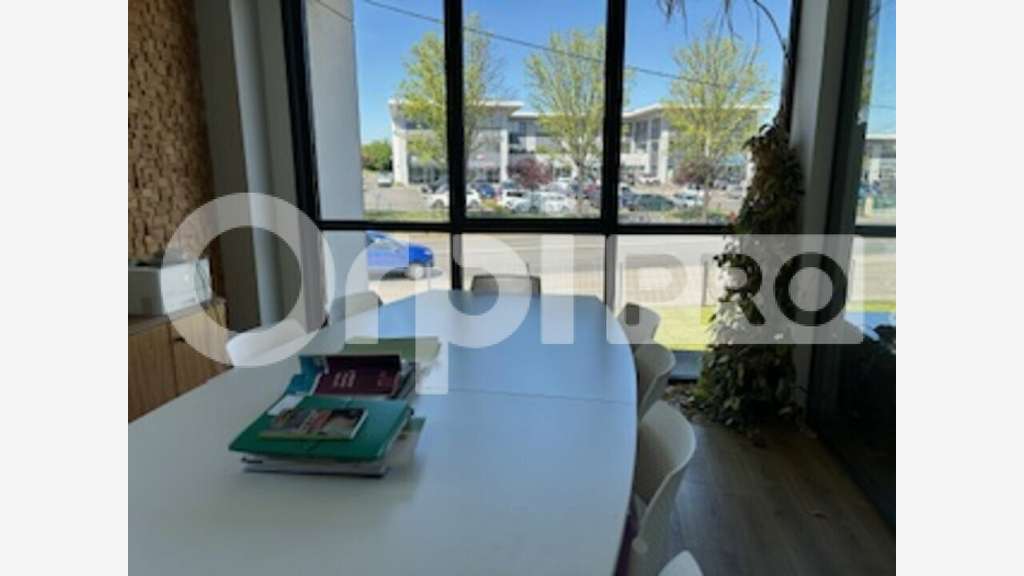 Très beau bureau 128m² R+1 à louer à Limas