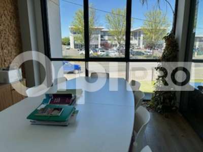 Très beau bureau 128m² R+1 à louer à Limas