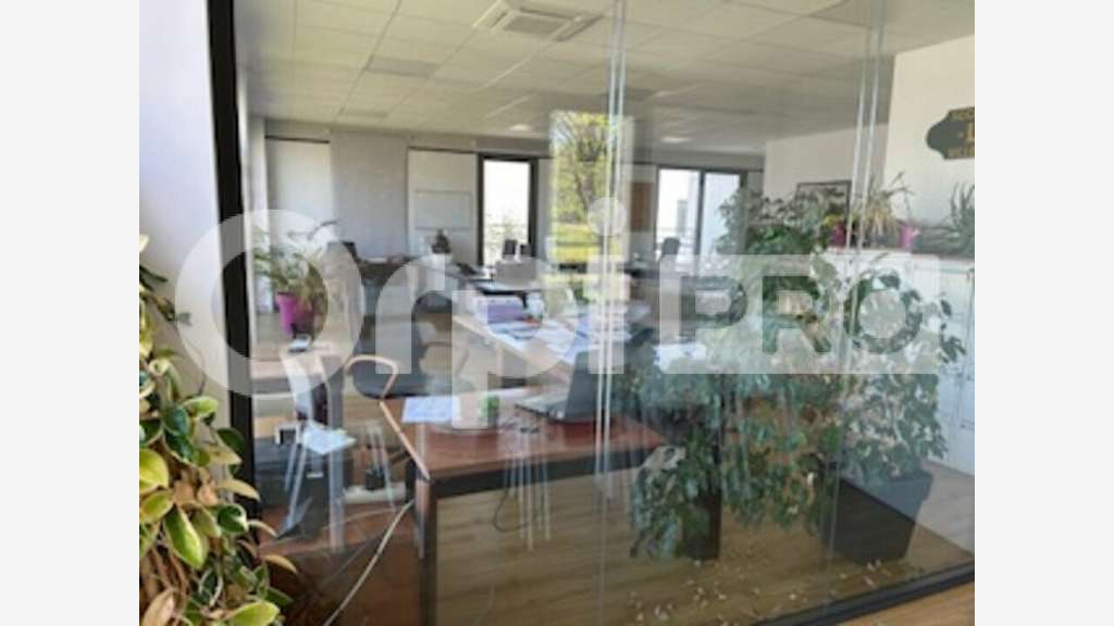 Très beau bureau 128m² R+1 à louer à Limas