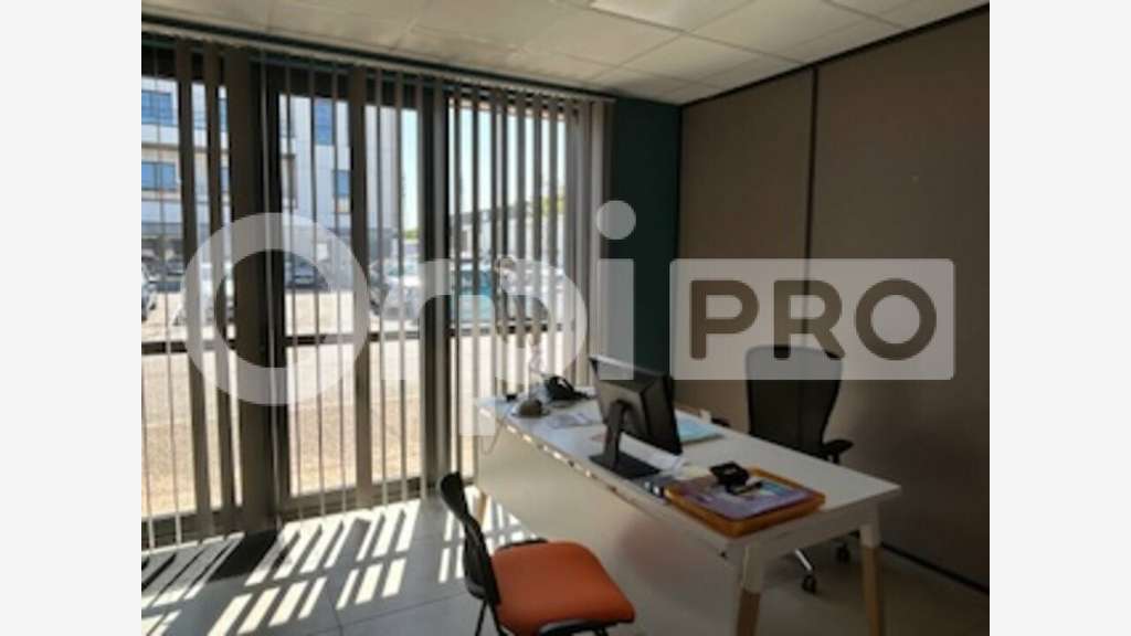 Très beau bureau 296m² RDC à louer à Limas