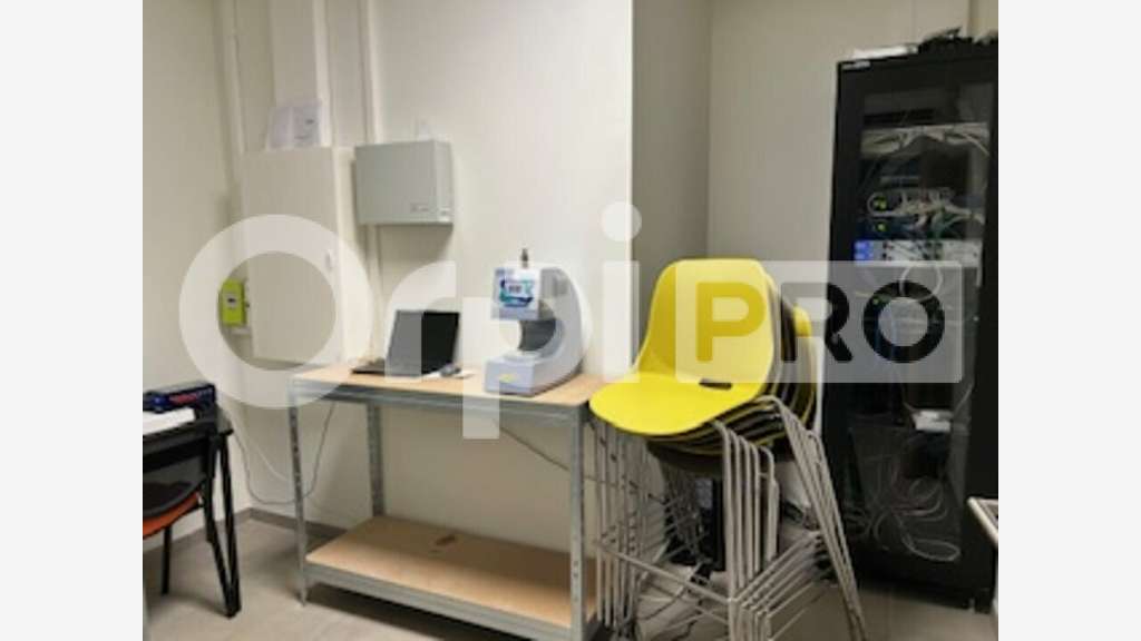 Très beau bureau 296m² RDC à louer à Limas