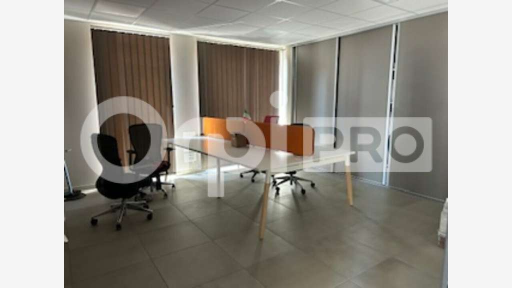 Très beau bureau 296m² RDC à louer à Limas