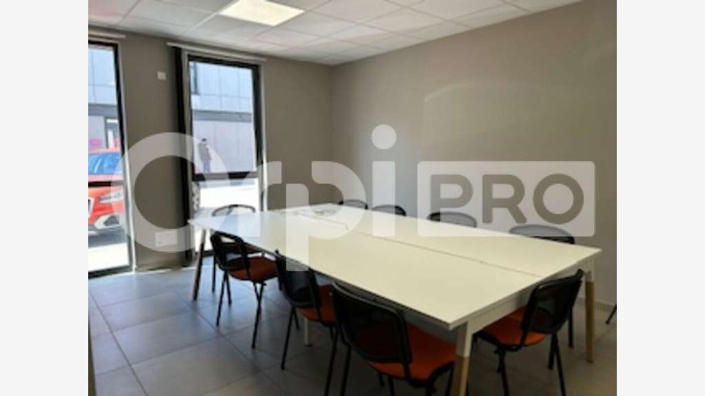Très beau bureau 296m² RDC à louer à Limas