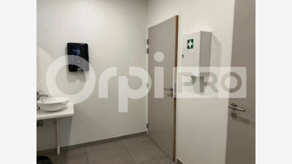 Très beau bureau 296m² RDC à louer à Limas