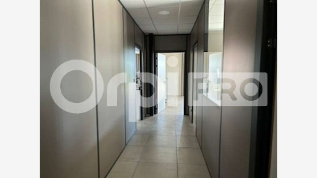 Très beau bureau 296m² RDC à louer à Limas