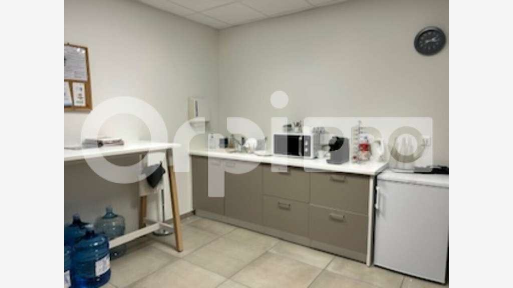 Très beau bureau 296m² RDC à louer à Limas