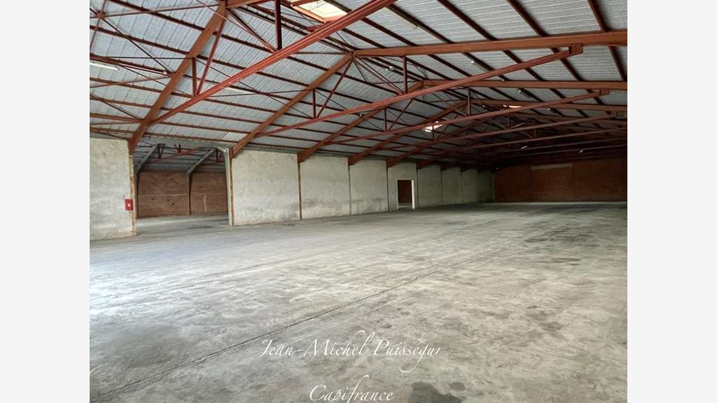 Entrepôt 1000m² à louer à Villeneuve de Rivière