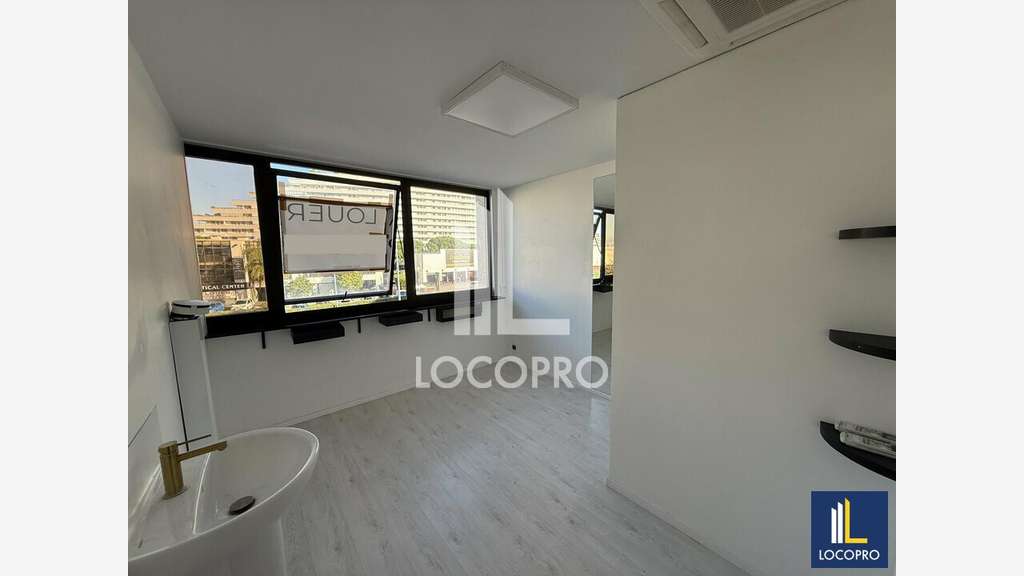 Location bureau 83m² R+1 à Villeneuve-Loubet