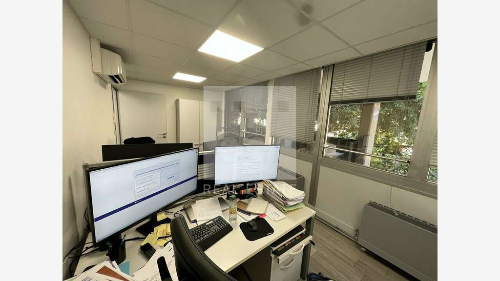 Bureaux 220m² RDC à Villeurbanne Gratte-Ciel