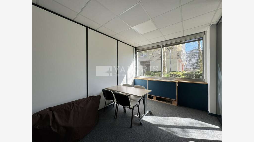 Bureaux de 45m² à louer en RDC à Villeurbanne