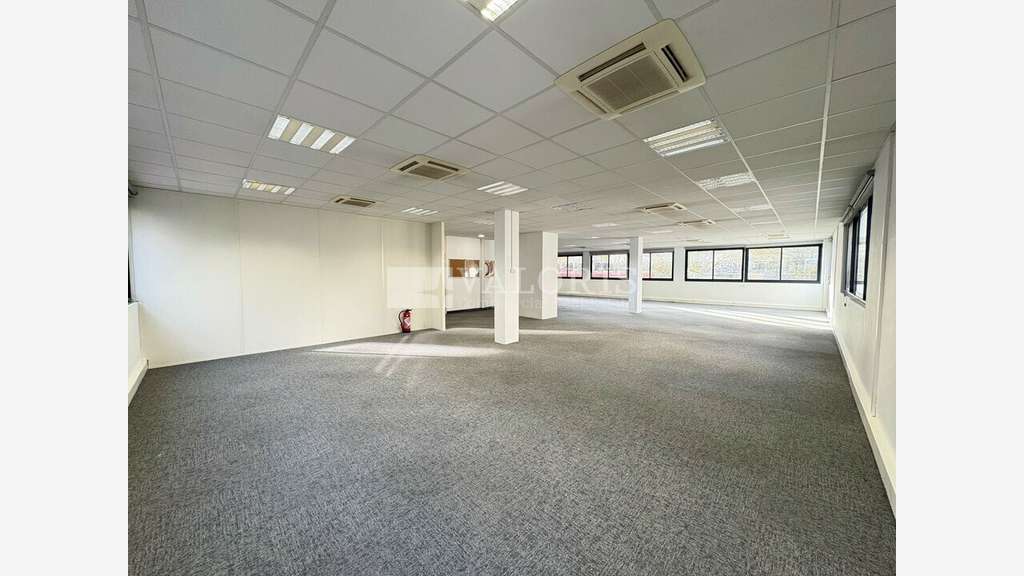 Bureaux lumineux de 599m² à louer à Villeurbanne